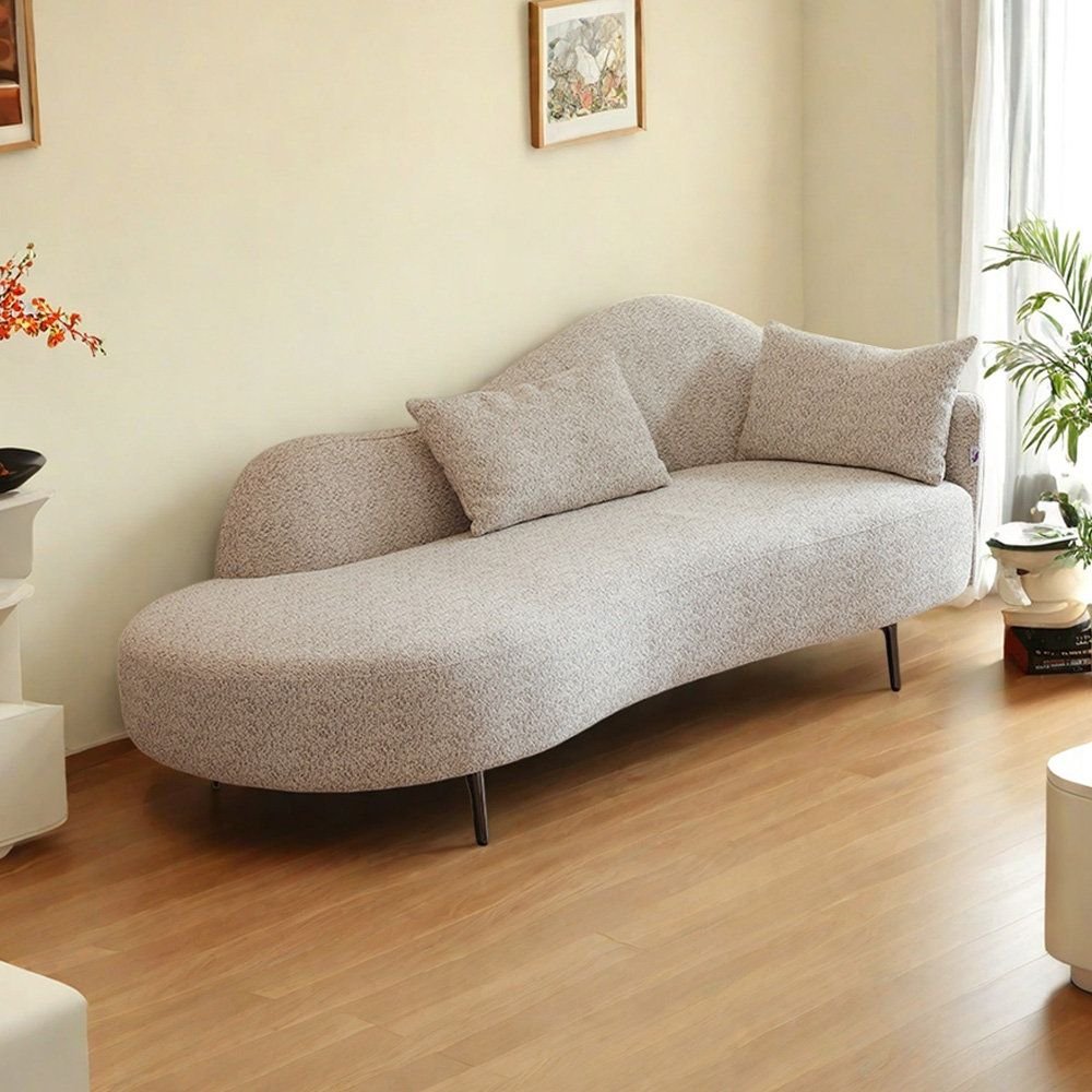 Canapé en bois camerounais dans un salon moderne