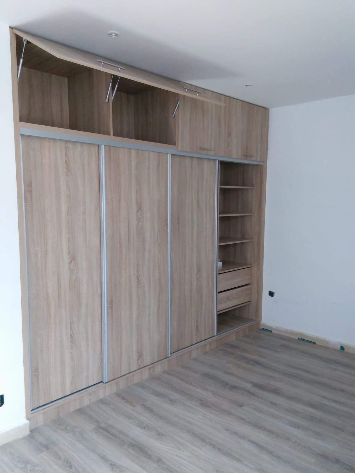 Placard mural encastré