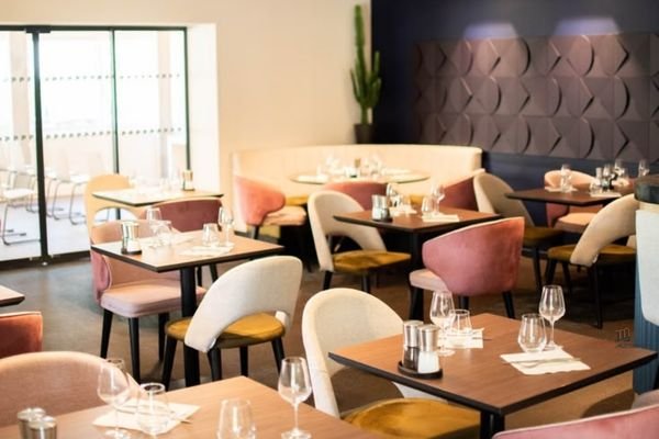 Salle de restaurant — mobilier KMS
